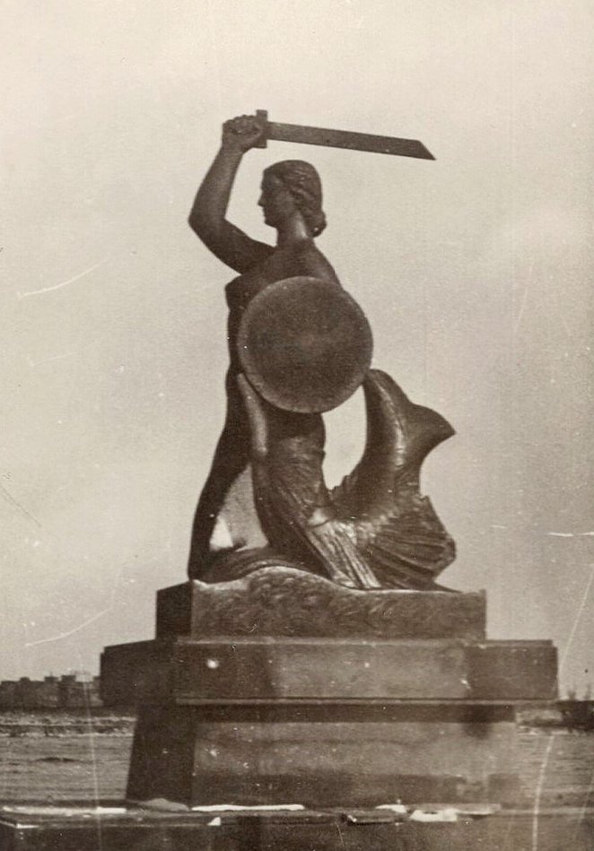 Znaczny rozmiar pomnika sprawił, że wykonano go w częściach, i zmontowano przy użyciu śrub - wygładz