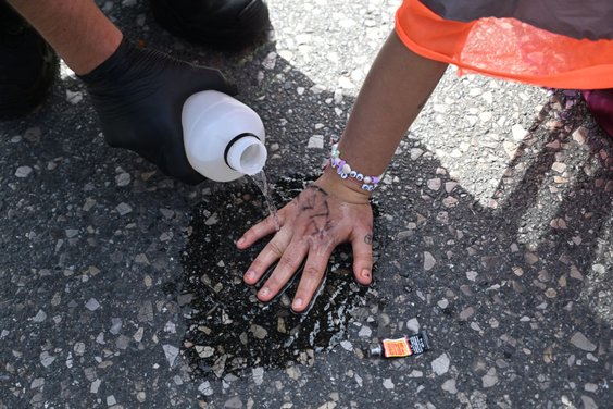Policja pomogła odkleić protestujących od jezdni