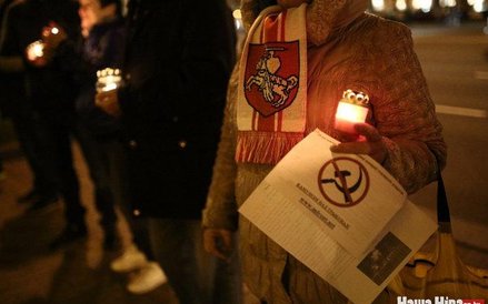 Akcja pamięci ofiar represji stalinowskich pod budynkiem białoruskiego KGB w Mińsku