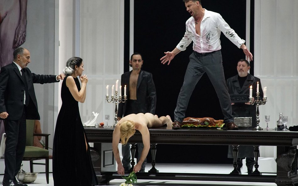 ,,Tosca” w reżyserii Rafaela R. Villalobosa, Theatre la Monnaie, Bruksela 2021