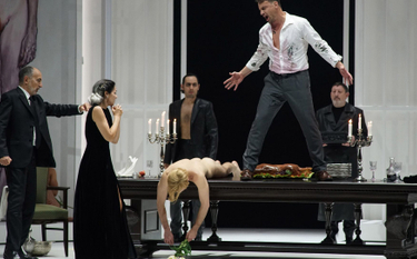 ,,Tosca” w reżyserii Rafaela R. Villalobosa, Theatre la Monnaie, Bruksela 2021