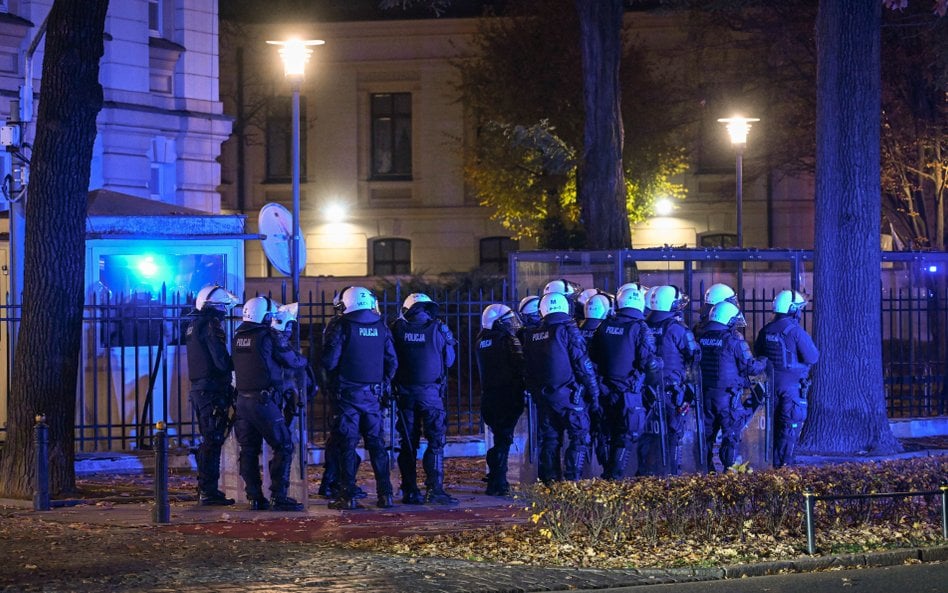 30 października przed siedzibą TK pojawiła się policja