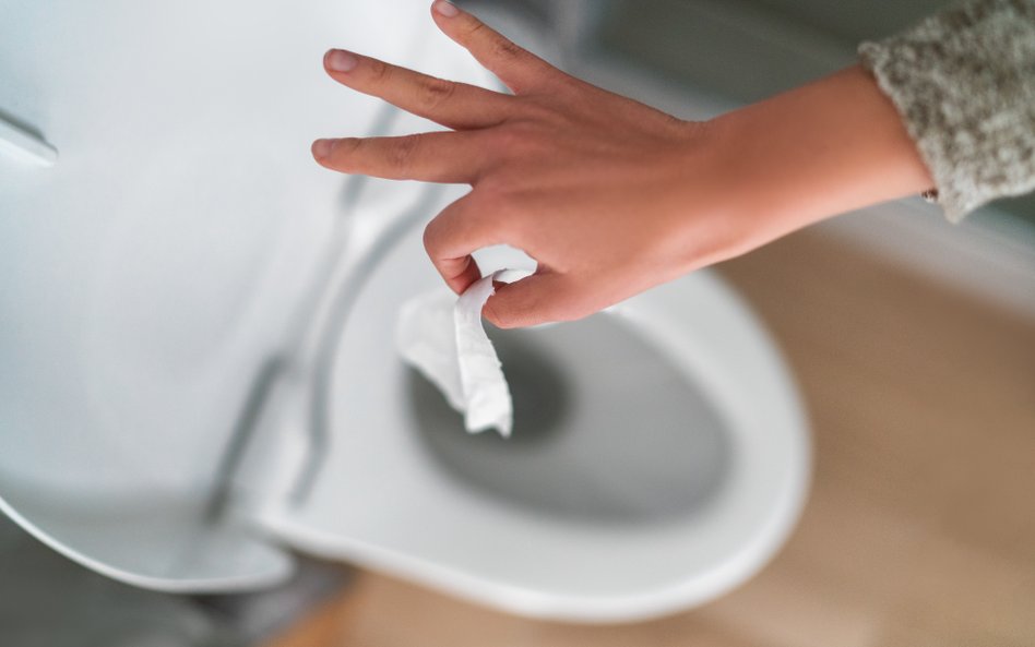 Patyczki do uszu, tampony, nawilżane chusteczki lub nawilżany papier toaletowy, resztki jedzenia, po