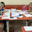 Nauczyciele egzaminatorzy sprawdzają prace maturalne