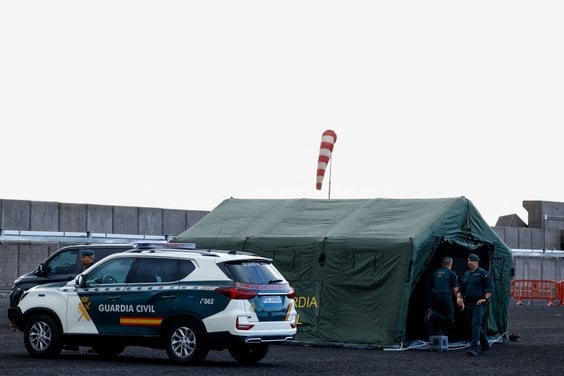 Członkowie hiszpańskiej Guardia Civil (Straży Obywatelskiej) przygotowują się w porcie Granadilla de