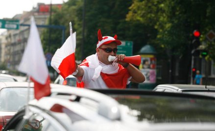 Za publiczne znieważenie symboli narodowych przewiduje się karę do roku więzienia.