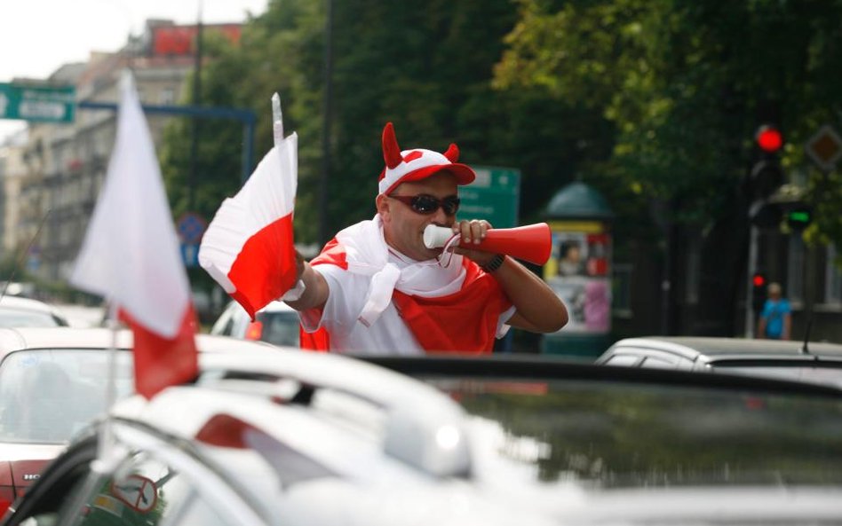 Za publiczne znieważenie symboli narodowych przewiduje się karę do roku więzienia.