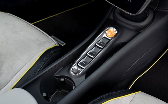 Wąski tunel środkowy i przyciski skrzyni biegów