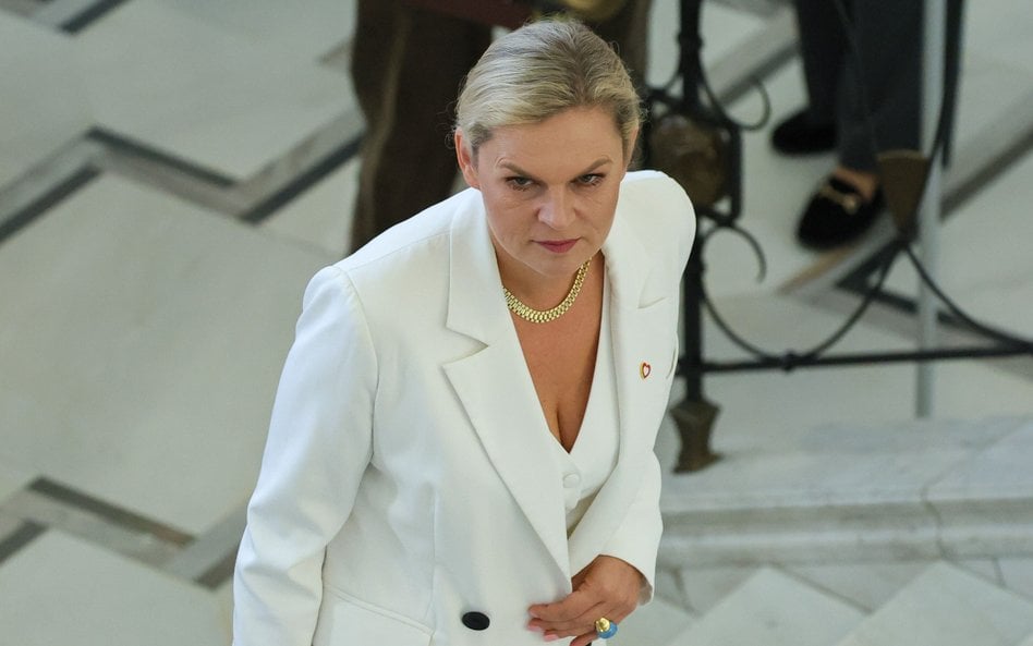 Minister edukacji Barbara Nowacka w drodze na salę plenarną Sejmu w Warszawie
