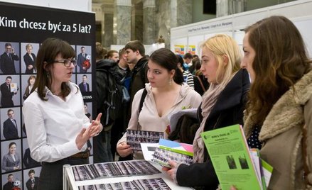 Świetną okazję, by poznać pracodawcę, dają targi pracy. Na zdjęciu jedna z takich imprez w Warszawie
