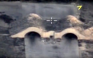 Hangary syryjskich samolotów na lotnisku Asz-Szairat – widok z kamery amerykańskiego pocisku Tomahaw