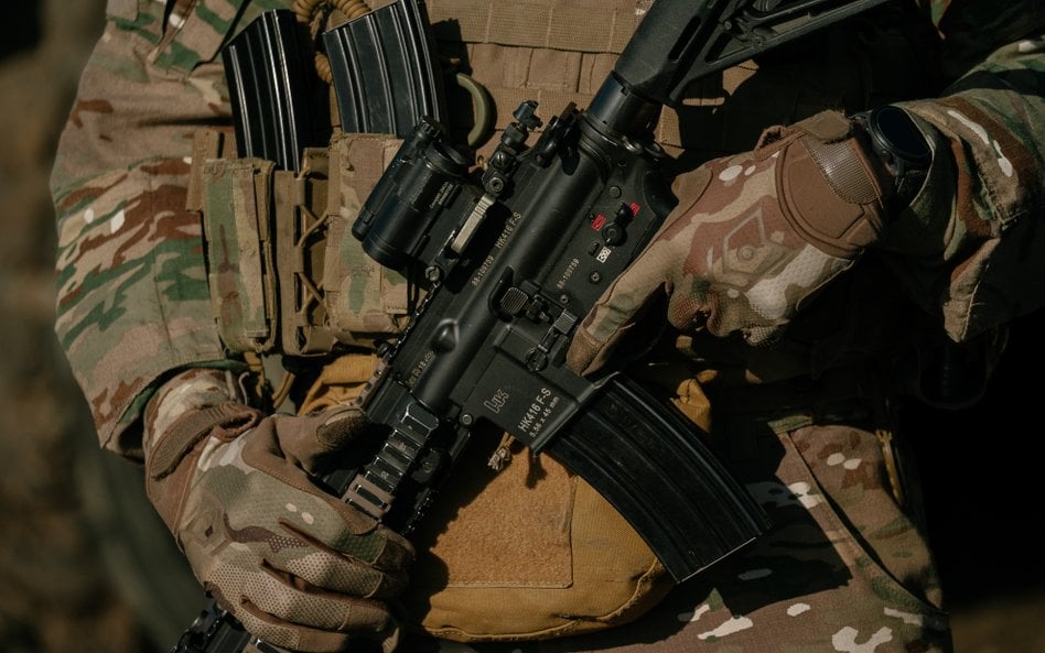 Francuski żołnierz z karabinem szturmowym Heckler & Koch HK416 podczas ćwiczeń wojskowych Dacian Fal