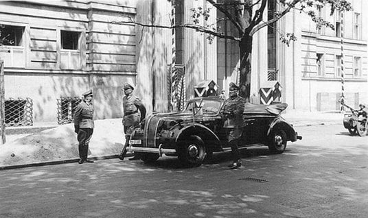 Od 1 października 1939 r. do września 1944 r. siedziba niemieckiego Gestapo w okupowanej Warszawie m