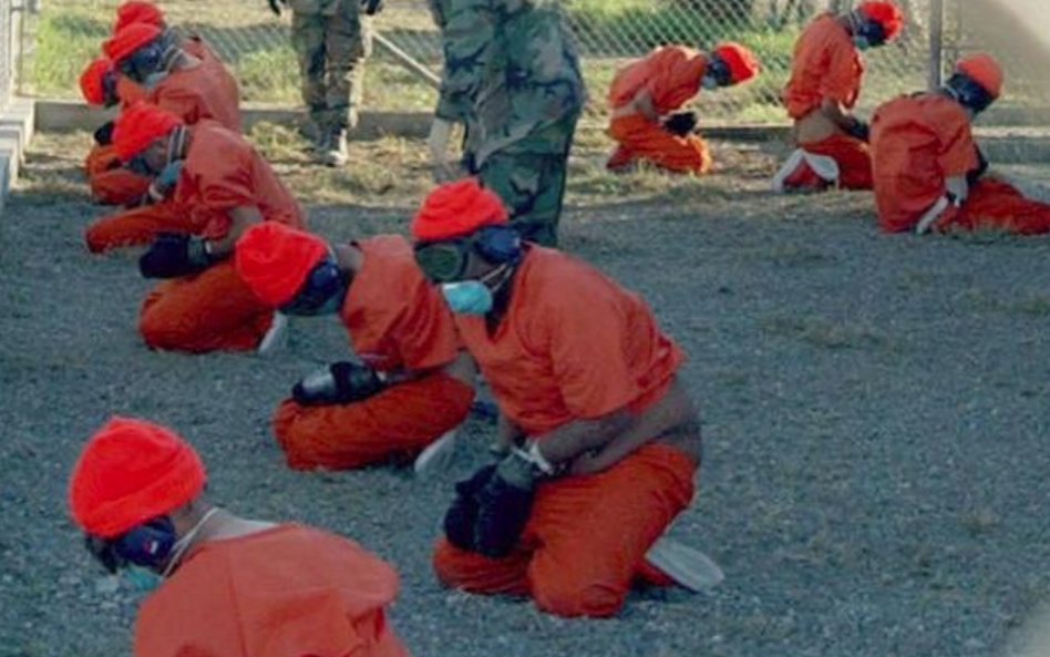 11 stycznia 2002 r. pierwsi więźniowie przeniesieni z Afganistanu przybyli do Guantanamo, więzienia 