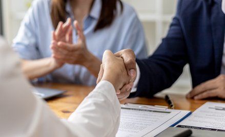 W niestabilnych czasach kandydaci cenią stałą umowę o pracę