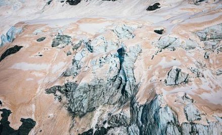 Pożary lasów w Australii zmieniły kolor lodowców w Nowej Zelandii na czerwony