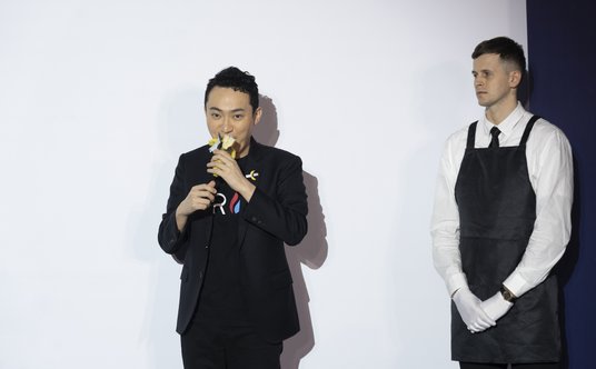 Justin Sun w 2024 roku za 6,2 miliona dolarów kupił pracę Maurizio Cattelana, którą był banan przymo