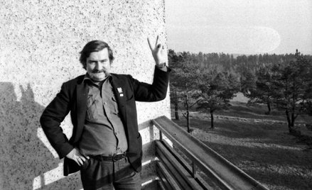 Wałęsa triumfujący. Dzień zwolnienia z internowania, Arłamów, 15 listopada 1982 r.