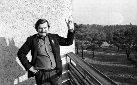 Wałęsa triumfujący. Dzień zwolnienia z internowania, Arłamów, 15 listopada 1982 r.