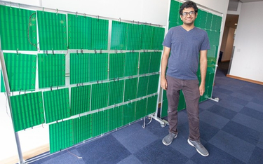 Naukowiec MIT Venkat Arun, stoi przez prototypem RFocus
