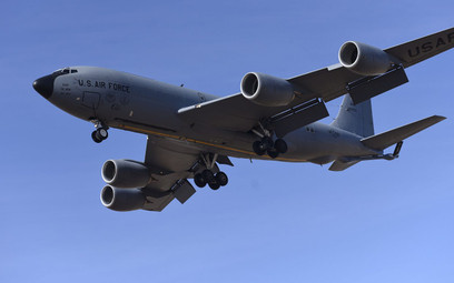 Samolot KC-135R Stratotanker ze skrzydła tankowania powietrznego 22nd ARW ląduje w swojej bazie maci