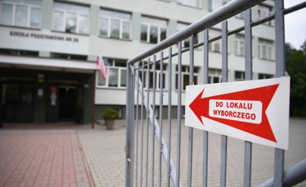 Tabliczka wskazująca drogę do lokalu wyborczego w Rzeszowie