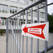 Tabliczka wskazująca drogę do lokalu wyborczego w Rzeszowie