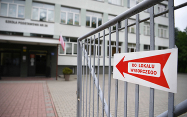 Tabliczka wskazująca drogę do lokalu wyborczego w Rzeszowie