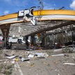 Zniszczona stacja benzynowa po majowym ataku powietrznych sił rosyjskich na Kijów
