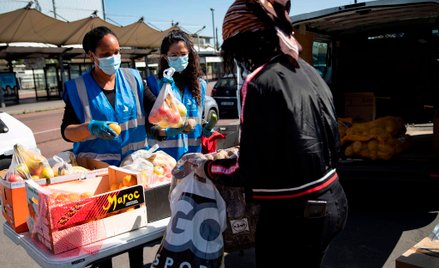 Saint-Denis koło Paryża. Wolontariuszki rozdają jedzenie