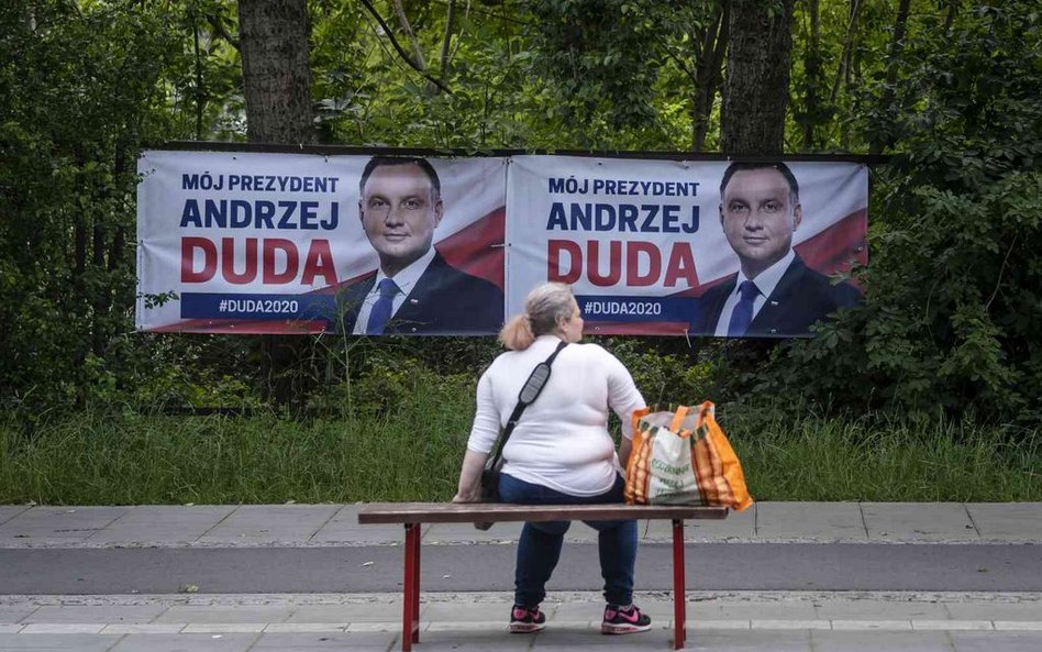 Sondaż: 85 proc. Polaków chce debaty między Trzaskowskim a Dudą