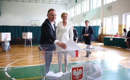 Wybory samorządowe 2024. Prezydent Andrzej Duda i pierwsza dama Agata Kornhauser-Duda podczas głosow