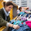Niektóre miasta organizują zbiórki odzieży i tekstyliów, które później zyskują drugie życie i trafia