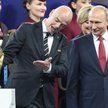 Szef FIFA Gianni Infantino (z lewej) zadbał, żeby Władimir Putin poczuł się pełnoprawnym członkiem m