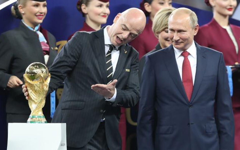 Szef FIFA Gianni Infantino (z lewej) zadbał, żeby Władimir Putin poczuł się pełnoprawnym członkiem m