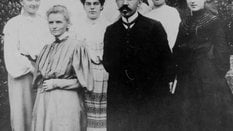 Maria Skłodowska- -Curie (na pierszym planie z lewej) i Paul Langevin