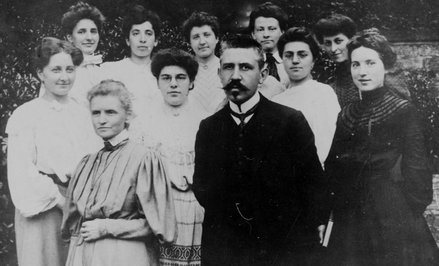 Maria Skłodowska- -Curie (na pierszym planie z lewej) i Paul Langevin