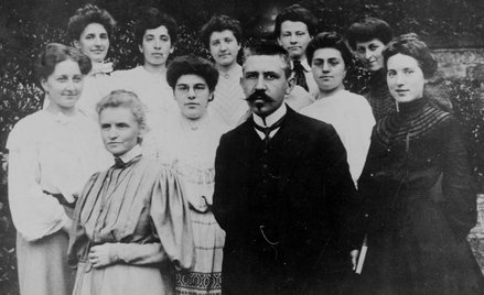 Maria Skłodowska- -Curie (na pierszym planie z lewej) i Paul Langevin
