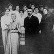 Maria Skłodowska- -Curie (na pierszym planie z lewej) i Paul Langevin