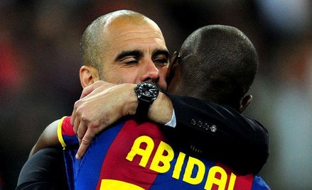 Trener Josep Guardiola obejmuje po meczu Erica Abidala