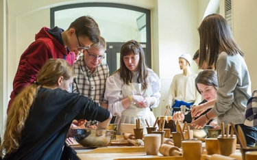 Toruńskie Muzeum organizuje warsztaty wypieku piernika oraz piernikowe biesiady