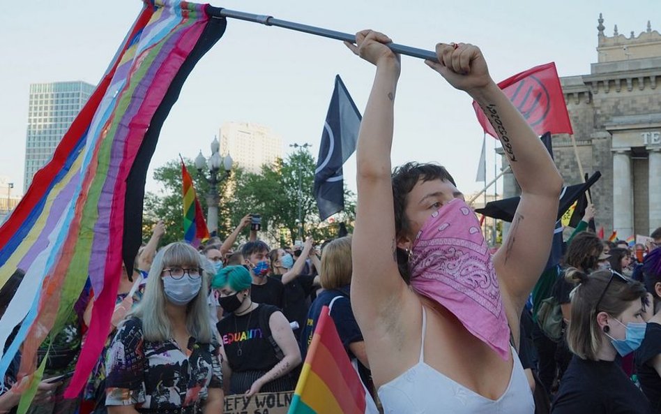 Protest na Placu Defilad i kartonowy Trzaskowski