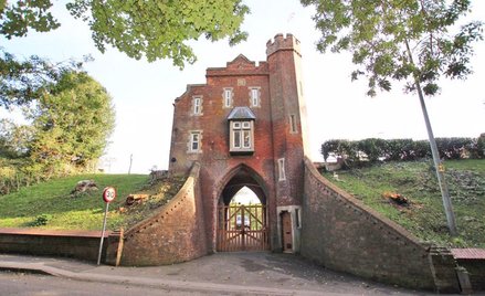 Bardzo spokojni sąsiedzi. Na sprzedaż brama na cmentarz