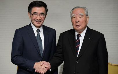 Osamu Suzuki (z prawej) przekazuje firmę synowi Toshihiro