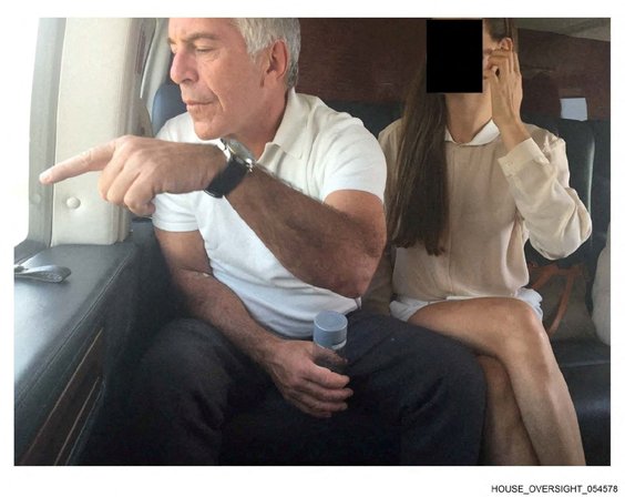 Jeffrey Epstein na jednym ze zdjęć opublikowanych przez Departament Sprawiedliwości USA