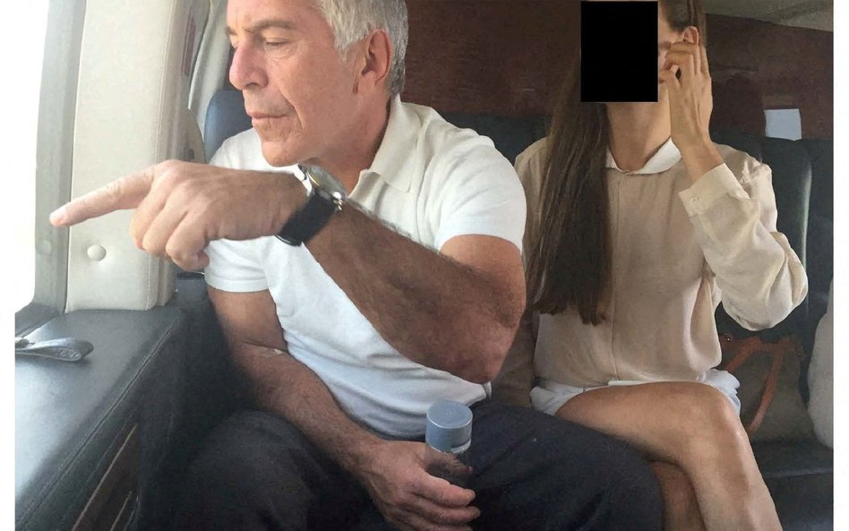 Jeffrey Epstein na zdjęciu, które znalazło się w ujawnionych przez Departament Sprawiedliwości aktac