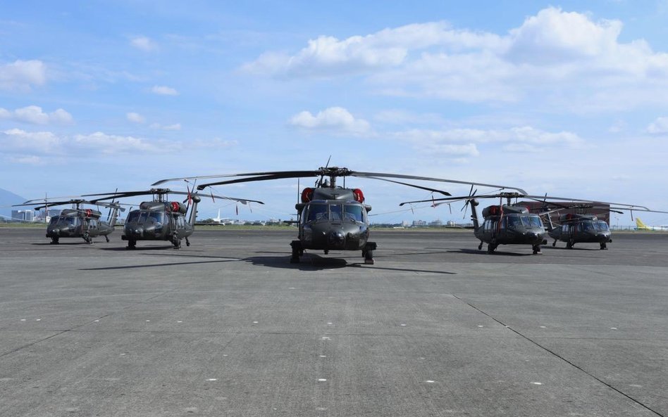 Pięć ostatnich śmigłowców S-70i Black Hawk z pierwszej partii dostarczonych użytkownikowi w grudniu 