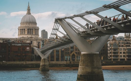 Millennium Bridge stał się jedną z charakterystycznych budowli Londynu, ale też jedną z kluczowych a