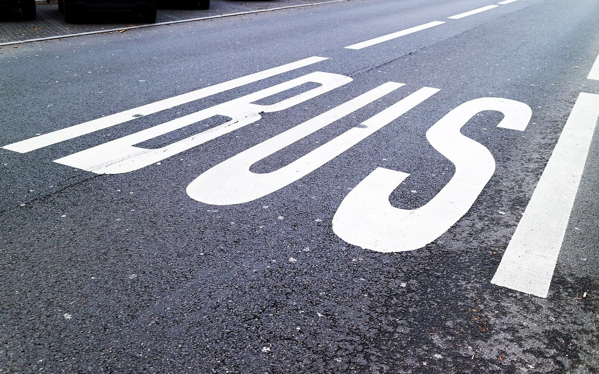 Buspasy dla elektryków zostają, ale za prędkość poza miastem stracisz prawo jazdy