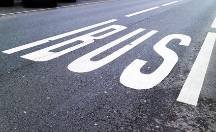 Możliwość jazdy po buspasach stanowi jeden z trzech czynników decydujących o zakupie pojazdu elektry